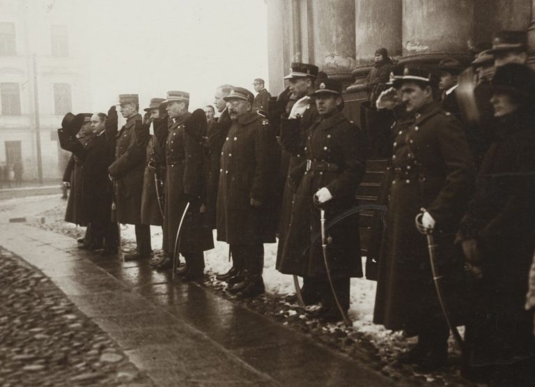 Karinis paradas prie Kauno Šv. arkangelo Mykolo (Įgulos) bažnyčios, 1925 m. Antras iš kairės (tolumoje, nusikėlęs cilindrą) pagarbą atiduoda Ministras Pirmininkas ir Krašto apsaugos ministras Leonas Bistras (1890-1971), trečias gen. Silvestras Žukauskas (1860-1937), septintas plk. Vincas Grigaliūnas-Glovackis (1885-1964)