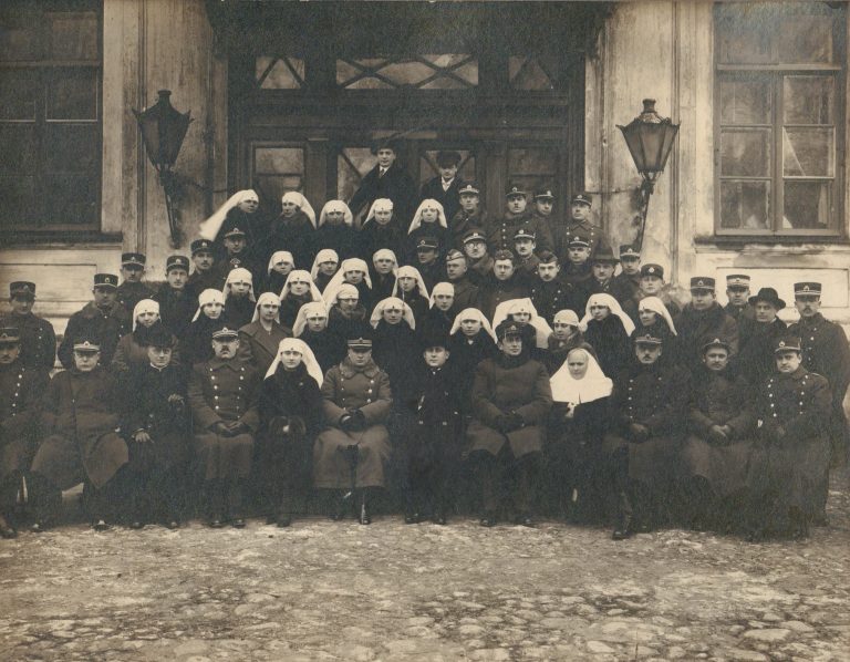 Lietuvos Respublikos XII ministrų kabineto (1925–1926) Ministras pirmininkas ir Krašto apsaugos ministras Leonas Bistras Karo ligoninėje su ligoninės personalu, 1925-1926 m. Leonas Bistras (1890-1971) – juodu paltu sėdi priekinės eilės viduryje