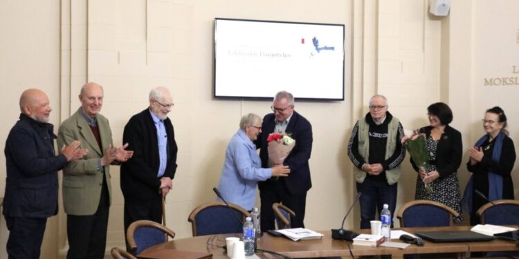 Viktorijos Daujotytės sveikinimo akimirka