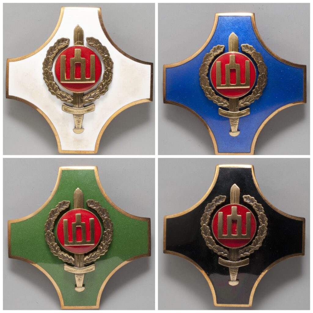 Iš kairės pusės žemyn – Divizijos generolo Stasio Raštikio Lietuvos kariuomenės I-IV pakopų ženklai. Leidinys apie mokyklą 