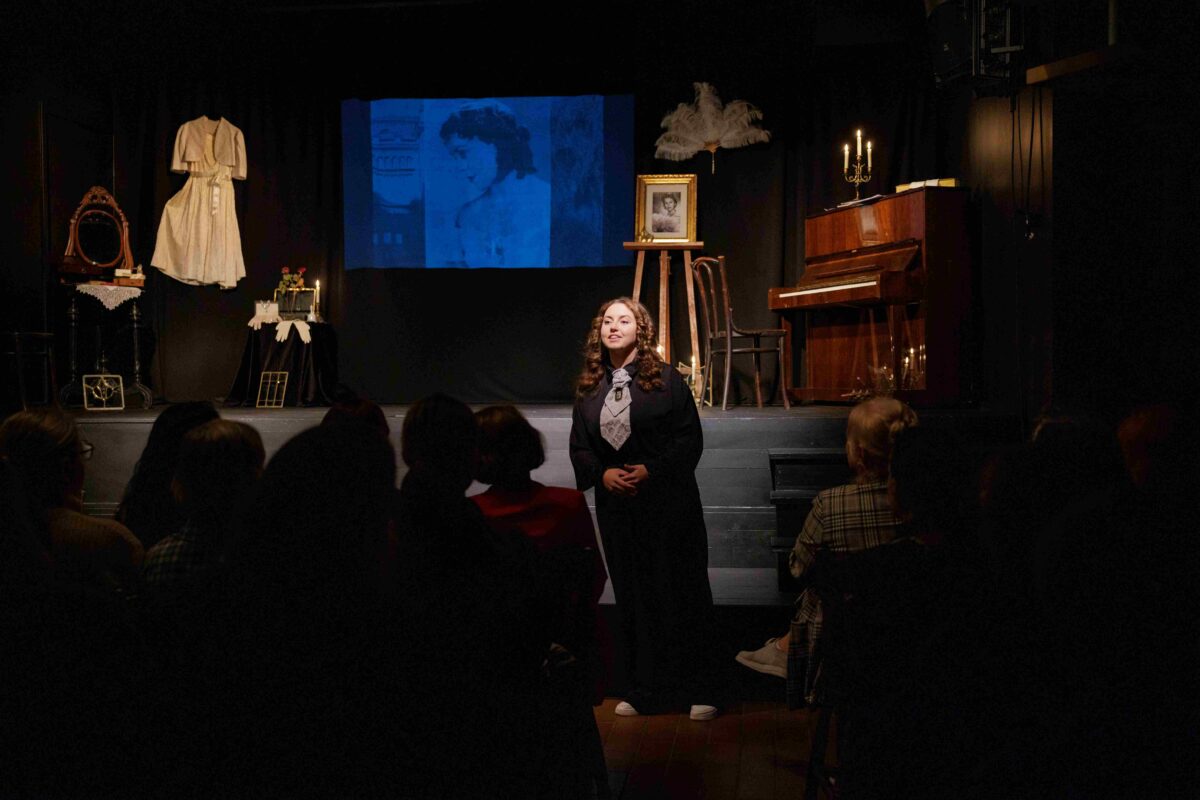 Teatras „Arbatvakariai“. Spektaklio „Mūsų Violeta“ akimirkos. Režisierė Eglė Tulevičiūtė. Aktorė Odeta Pocevičiūtė