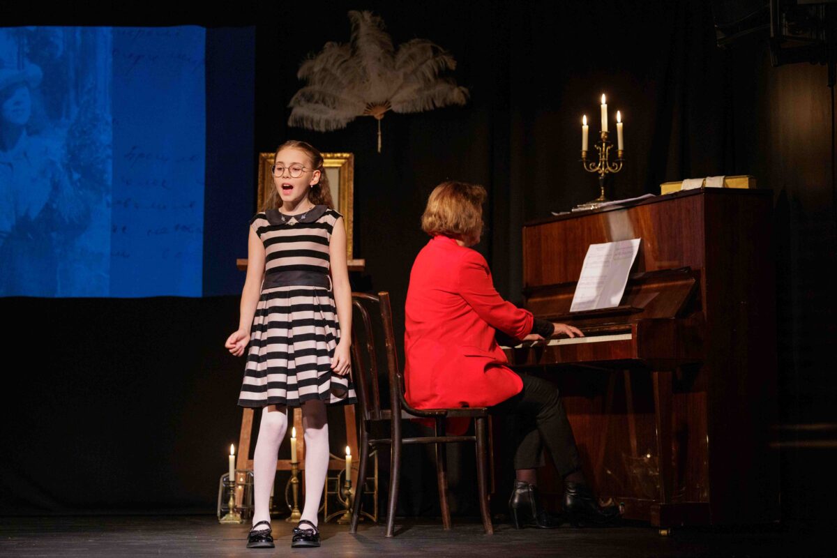 Teatras „Arbatvakariai“. Spektaklio „Mūsų Violeta“ akimirkos. Režisierė Eglė Tulevičiūtė. Aktorė Odeta Pocevičiūtė 