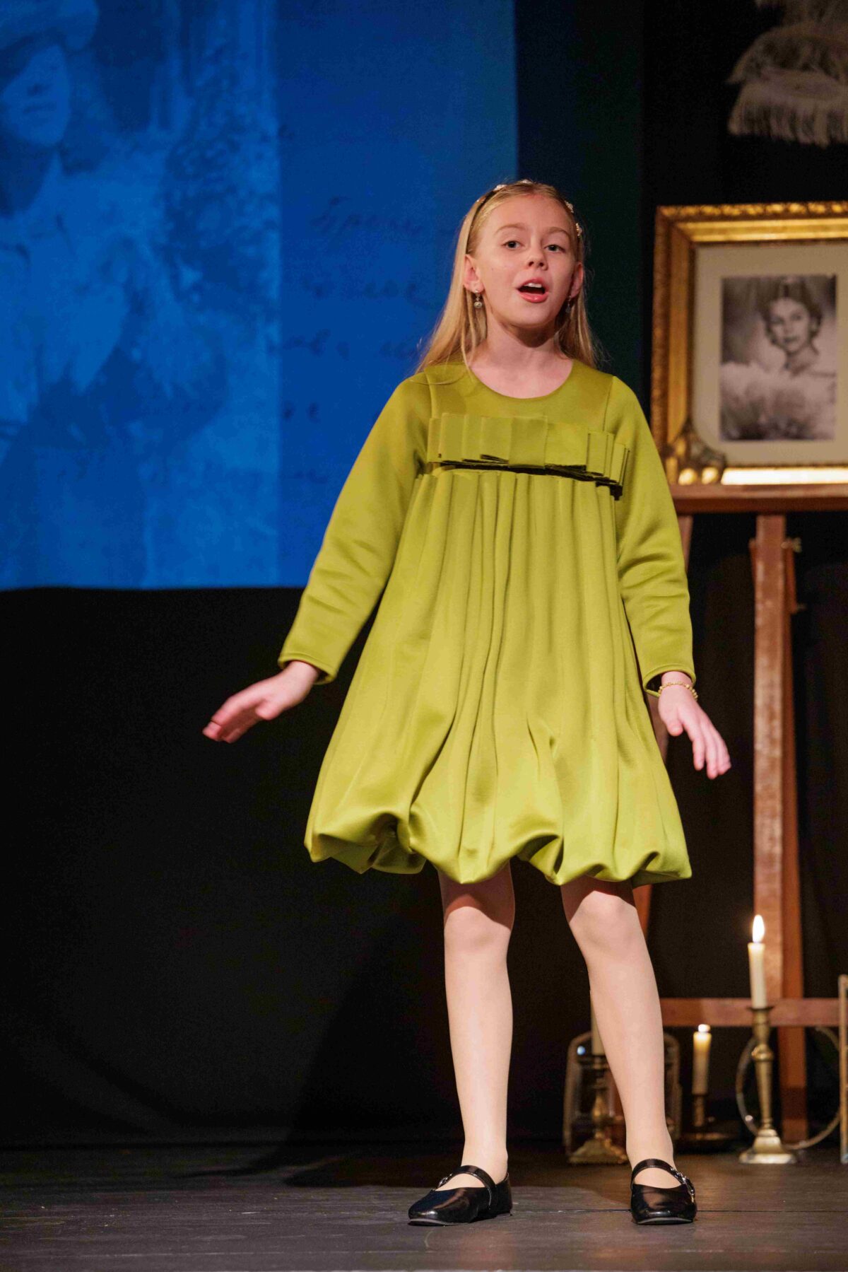 Teatras „Arbatvakariai“. Spektaklio „Mūsų Violeta“ akimirkos. Režisierė Eglė Tulevičiūtė. Aktorė Odeta Pocevičiūtė 