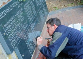 Kazys Lazauskas užfiksavo Aušrelės įamžinimo Birštone akimirkas 2025 m. Paminklas Lietuvos laisvės kovotojams buvo pastatytas 1992 m. partizanų artimųjų ir Birštono savivaldybės lėšomis, autorius Saulius Dulksnys