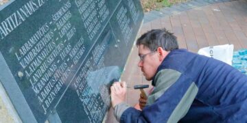 Kazys Lazauskas užfiksavo Aušrelės įamžinimo Birštone akimirkas 2025 m. Paminklas Lietuvos laisvės kovotojams buvo pastatytas 1992 m. partizanų artimųjų ir Birštono savivaldybės lėšomis, autorius Saulius Dulksnys