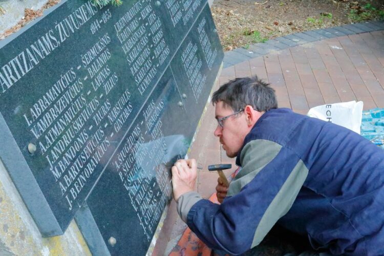 Kazys Lazauskas užfiksavo Aušrelės įamžinimo Birštone akimirkas 2025 m. Paminklas Lietuvos laisvės kovotojams buvo pastatytas 1992 m. partizanų artimųjų ir Birštono savivaldybės lėšomis, autorius Saulius Dulksnys