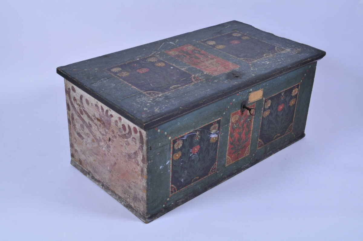 Kraitinė skrynia. ~1830 m. Suvalkija, Lietuva. Eksponuota 1900 m. pasaulinėje parodoje Paryžiuje 