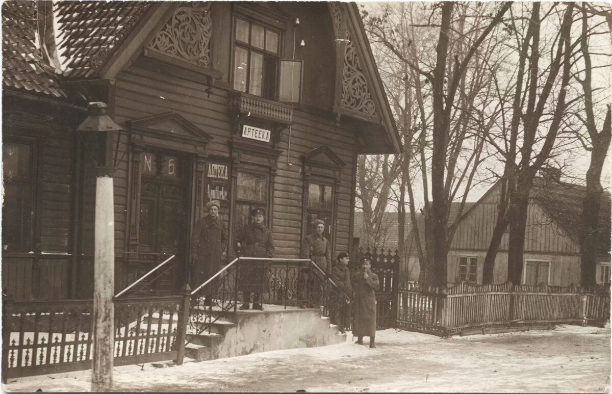 Latvijos karinės įgulos karininkai prie Palangos senosios vaistinės 1920 m.
