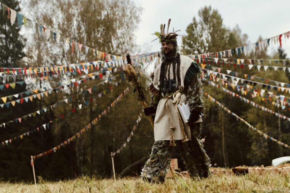 Žemaitijoje nuaidėjo septintieji „Miško burtai“: didžiulis skaičius dalyvių leidosi ieškoti pievų lobių