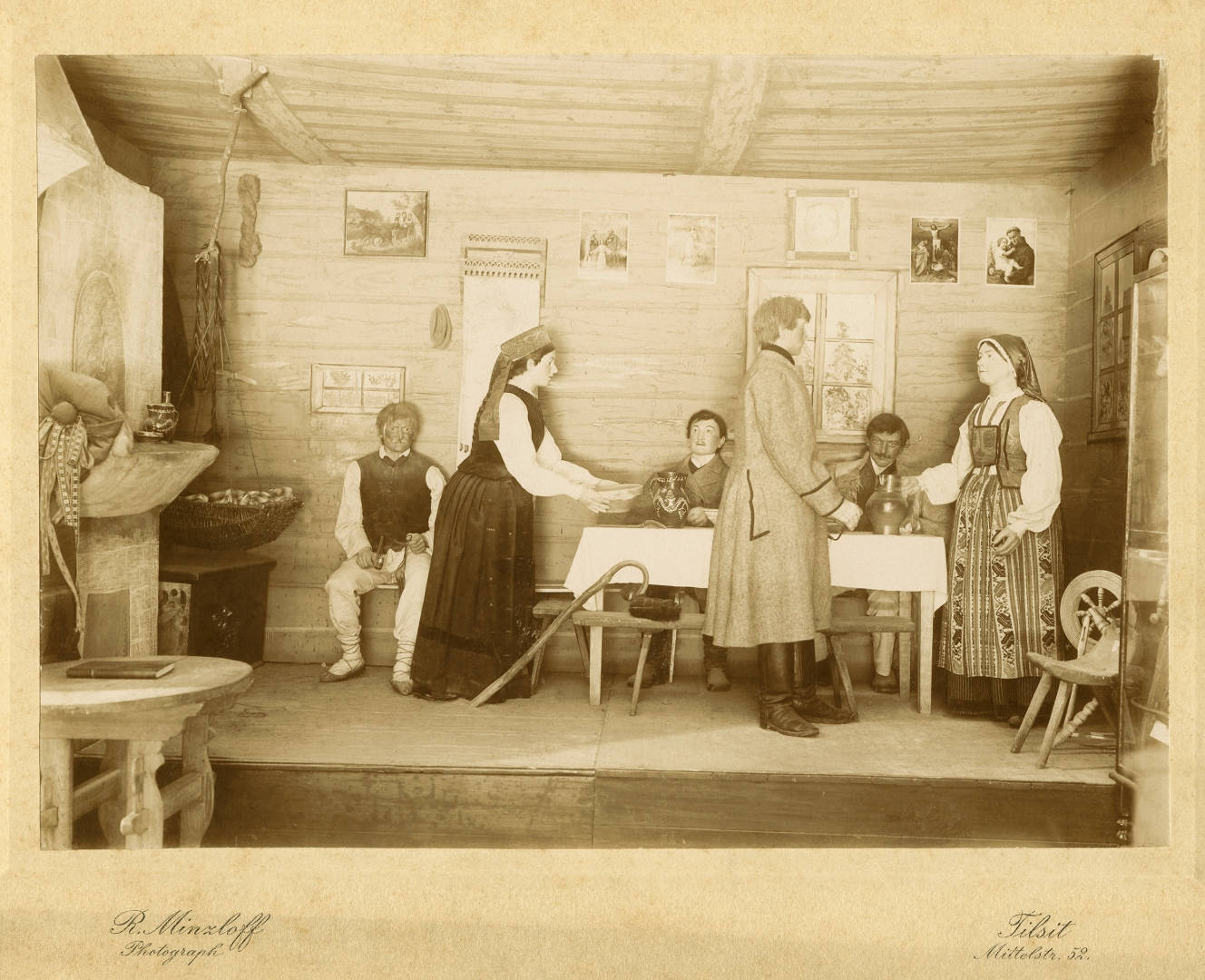 Ūkininko pirkios kambarys su kraitine skrynia kairėje 1900 m. pasaulinėje parodoje Paryžiuje | R. Minzlofas, LNM nuotr.