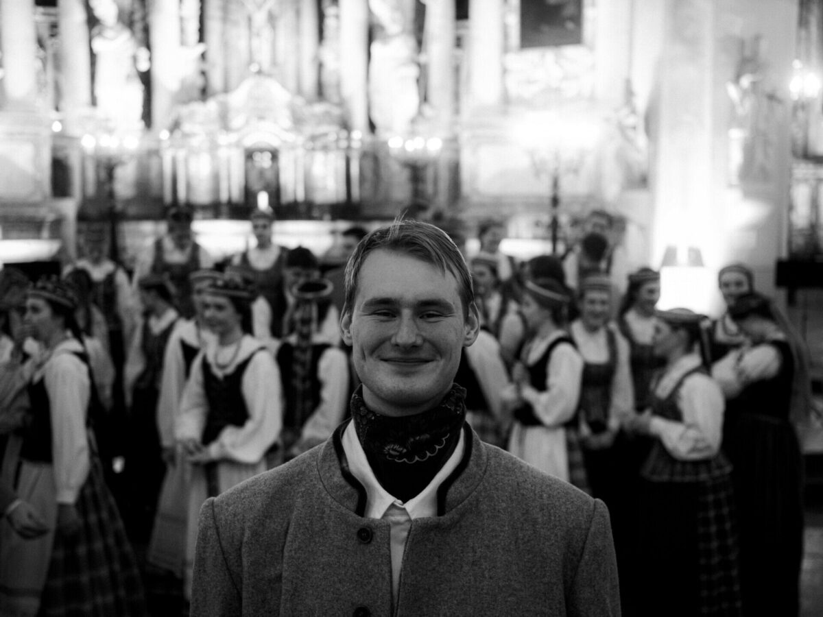 Jausmų pynės ir raštai: VU dainų ir šokių ansamblio paroda „Suausti“ 