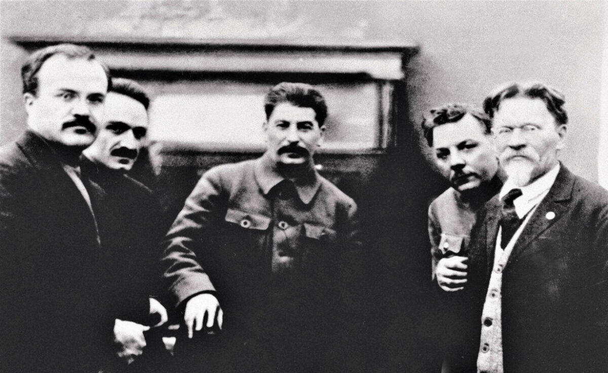 J. Stalinas (centre) su su kitais SSRS valstybės veikėjais (iš kairės į dešinę): V. Molotovu, A. Mikojanu, K. Vorošilovu ir M. Kalininu (1937) 
