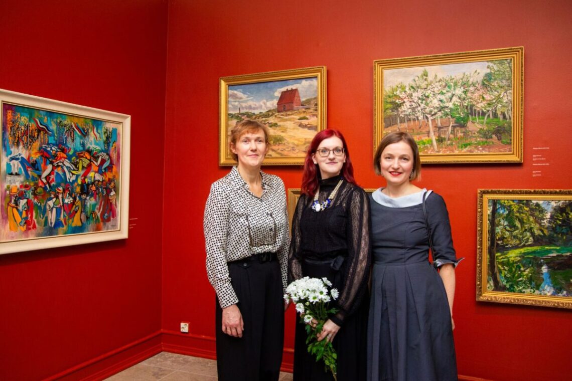 Iš kairės parodos konsultantė Irmantė Šarakauskienė, parodos kuratorė Kerta Manisterė (Kerttu Manister), muziejaus direktorė Aleksandra Murė (Murre)