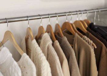 Ji užsuko į stock drabužių sandėlį