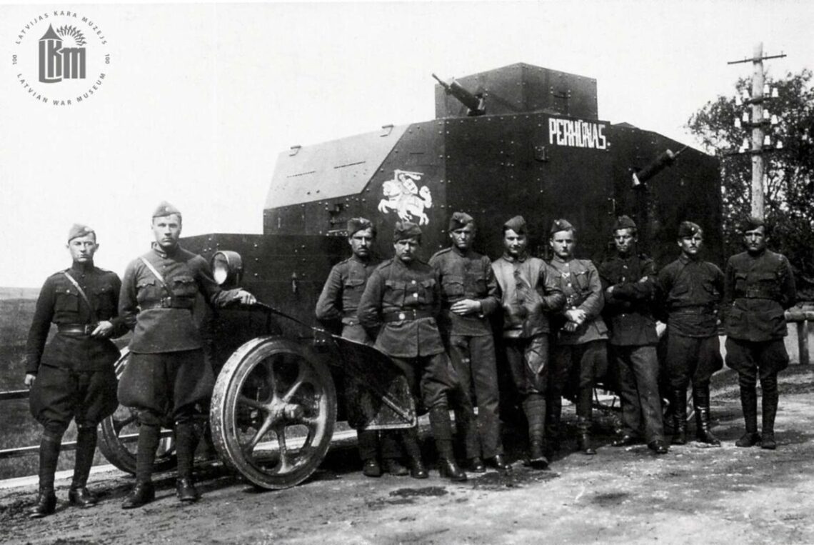 Lietuvos kariuomenės kareiviai prie šarvuočio „Perkūnas“. 1919 m.