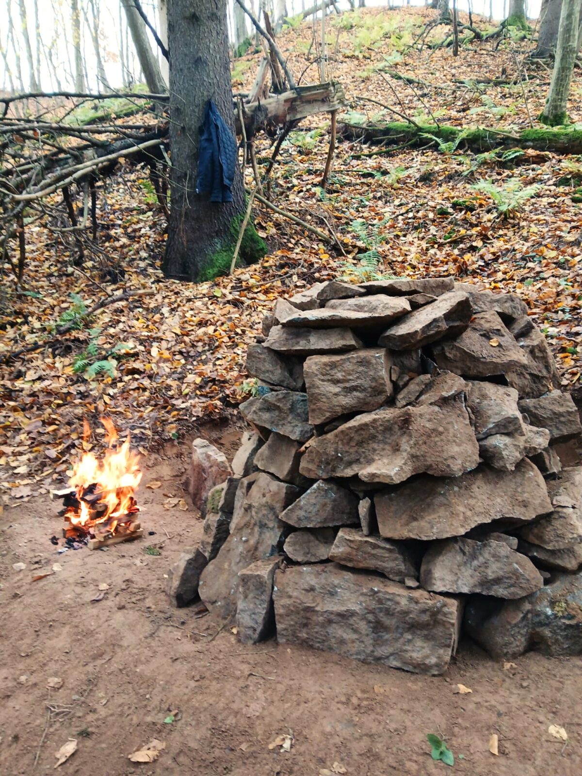 Šventosios Ąžuolijos Vėlių lauko akmens nuolaužos ir iš jų sukrautas aukuras 