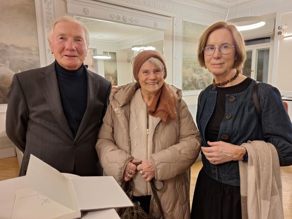 Knygos autorius A. Gudelis su Terese Birute Burauskaite ir prof. dr. Nijole Laurinkiene 
