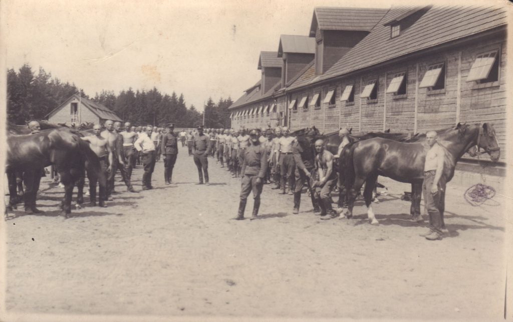 Lietuvos Kariuomenės 3-iojo dragūnų „Geležinio vilko“ pulko kariai prie žirgų, 1937 m. 