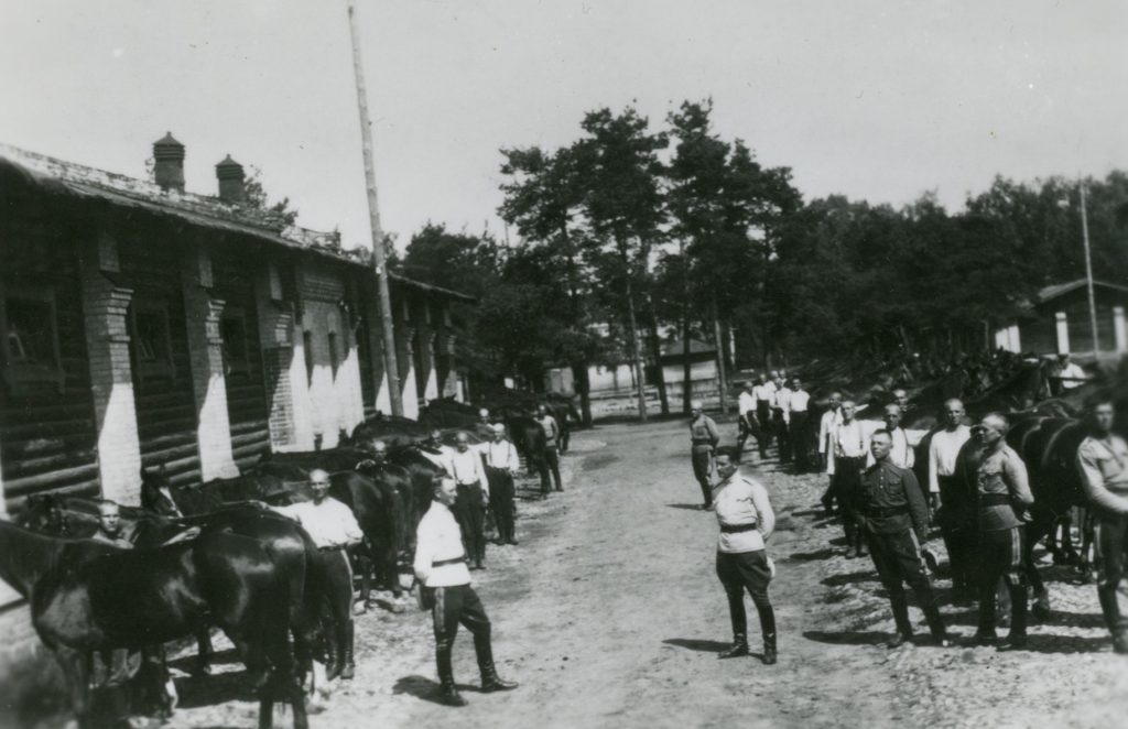 Lietuvos Kariuomenės 2-ojo ulonų Lietuvos kunigaikštienės Birutės pulko arklidės, XX a. 4 deš.