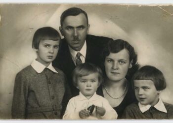 Gydytojas Mykolas Devenis su žmona Alena Vileišyte-Deveniene, sūnumis Algirdu ir Keistučiu ir dukra Dalia (centre). 1935 m.