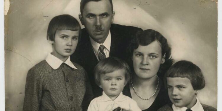 Gydytojas Mykolas Devenis su žmona Alena Vileišyte-Deveniene, sūnumis Algirdu ir Keistučiu ir dukra Dalia (centre). 1935 m.