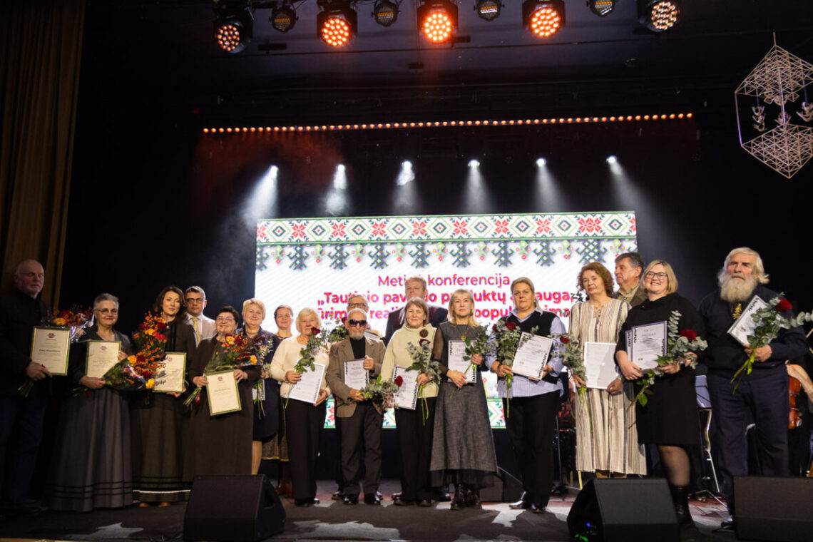 Apdovanoti sėkmingiausi tradiciniai amatininkai ir amatų centras