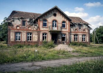 Apleistas pastatas („namas vaiduoklis“) – regionų tuštėjimo ir demografinių iššūkių ženklas