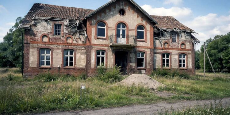 Apleistas pastatas („namas vaiduoklis“) – regionų tuštėjimo ir demografinių iššūkių ženklas