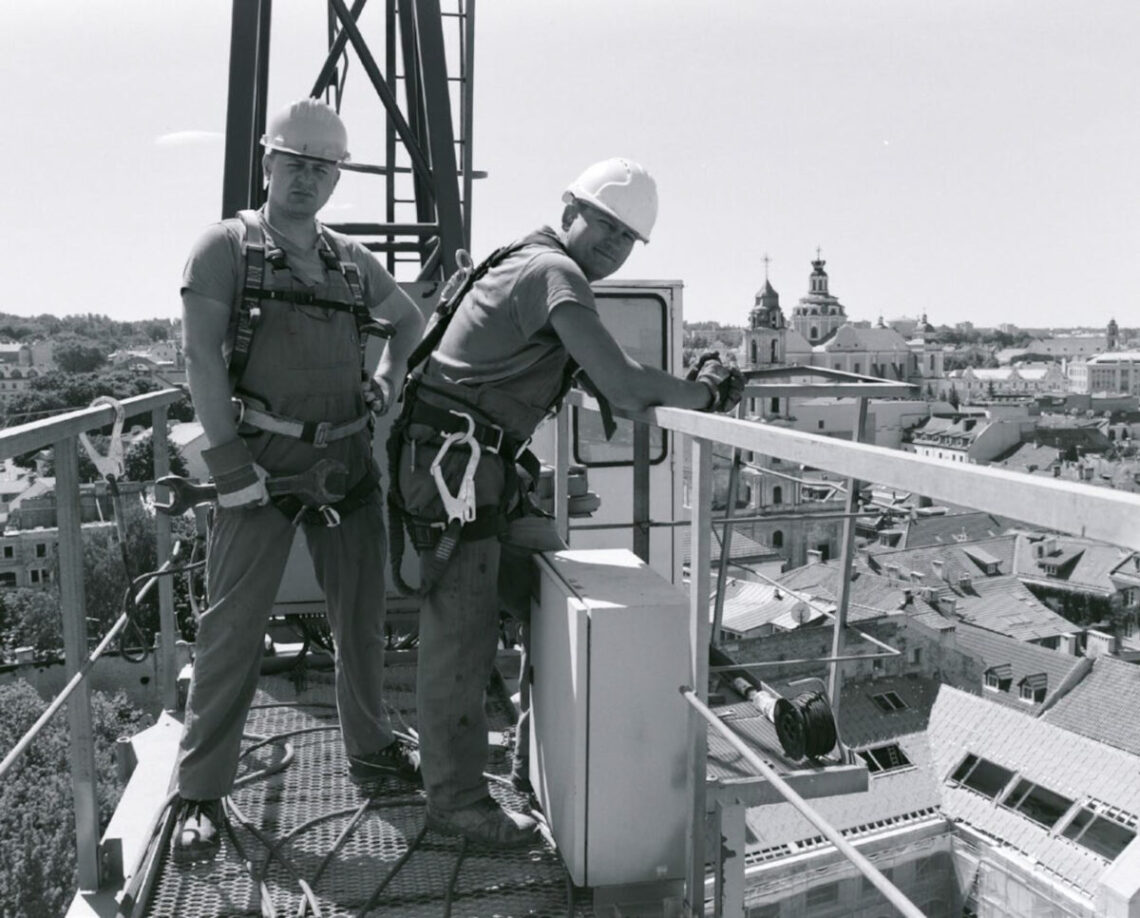 Bokštinių kranų montuotojai Ernestas G. ir Rokas B. Vilnius, 2016