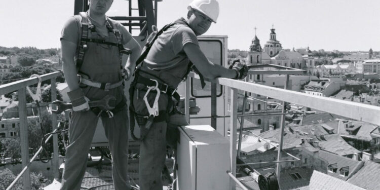 Bokštinių kranų montuotojai Ernestas G. ir Rokas B. Vilnius, 2016