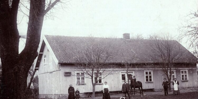 Hauptų šeimos sodyba Skersviečiuose (vok. Skerswethen). Nuotraukoje Hermine, Lieschen, Anna, Emil, Erich, vežėjas ir tarnaitė. Įsigyta