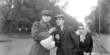 Vaidybinio filmo Kareivis – Lietuvos gynėjas kadras (1928, režisierius J. Linartas; iš kairės: Kareivis – I. Tvirbutas, Šnipas – V. Sipaitis, aktorė E. Žalinkevičaitė)