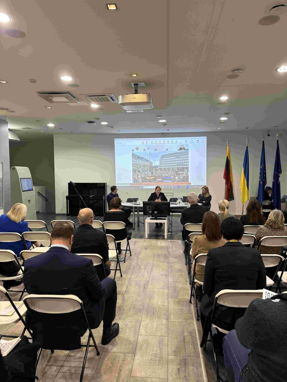 Kultūros atašė Švedijoje, Suomijoje ir Danijoje dr. Gabrielė Žaidytė skaito pranešimą 