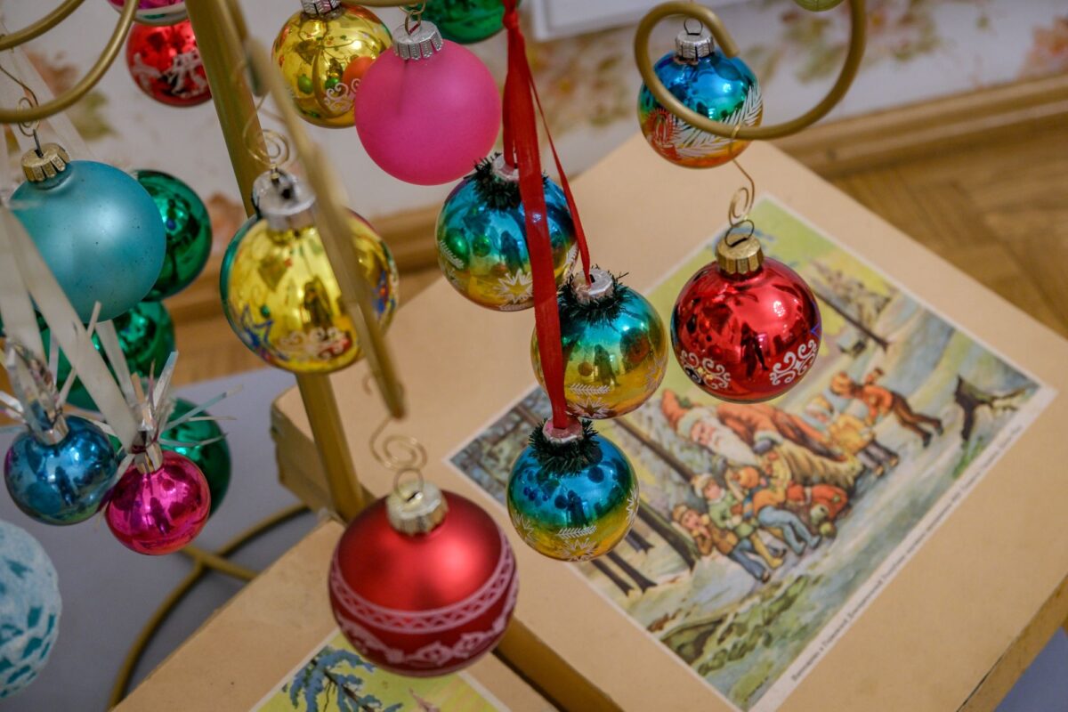 Burbiškio dvare – tūkstančiai senovinių žaisliukų, atvirukų ir šventinis paštas 