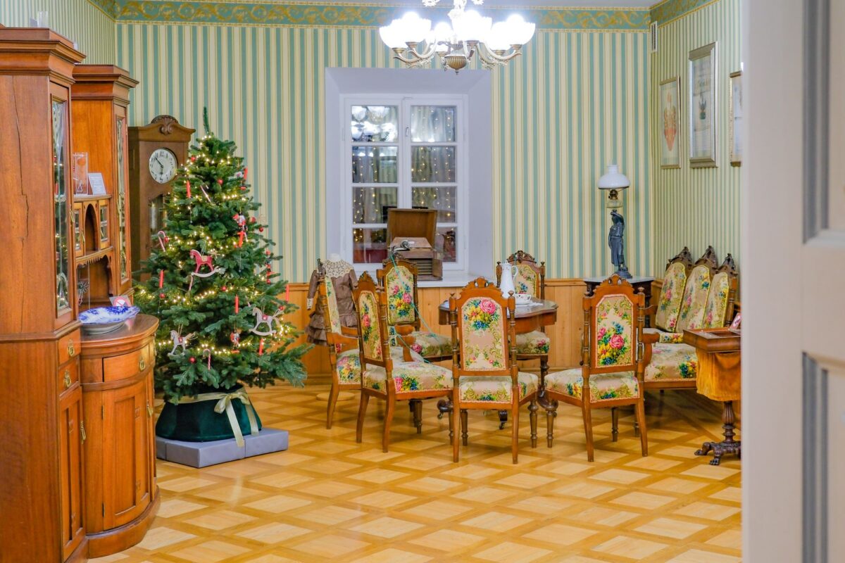 Burbiškio dvare – tūkstančiai senovinių žaisliukų, atvirukų ir šventinis paštas 