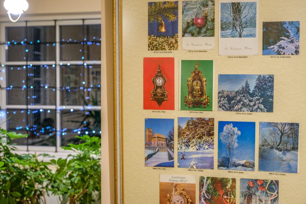 Sveikinimus ir linkėjimus siunčia Burbiškio dvare rodomi atvirukai 