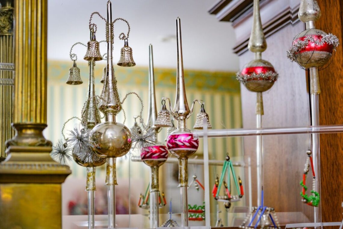 Burbiškio dvare – tūkstančiai senovinių žaisliukų, atvirukų ir šventinis paštas