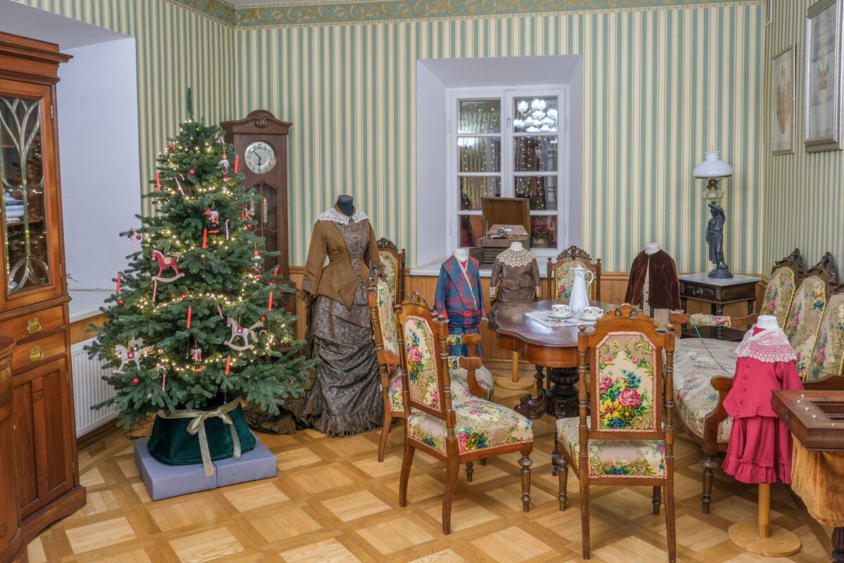 Sveikinimus ir linkėjimus siunčia Burbiškio dvare rodomi atvirukai 