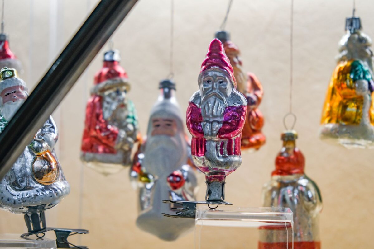 Burbiškio dvare – tūkstančiai senovinių žaisliukų, atvirukų ir šventinis paštas 