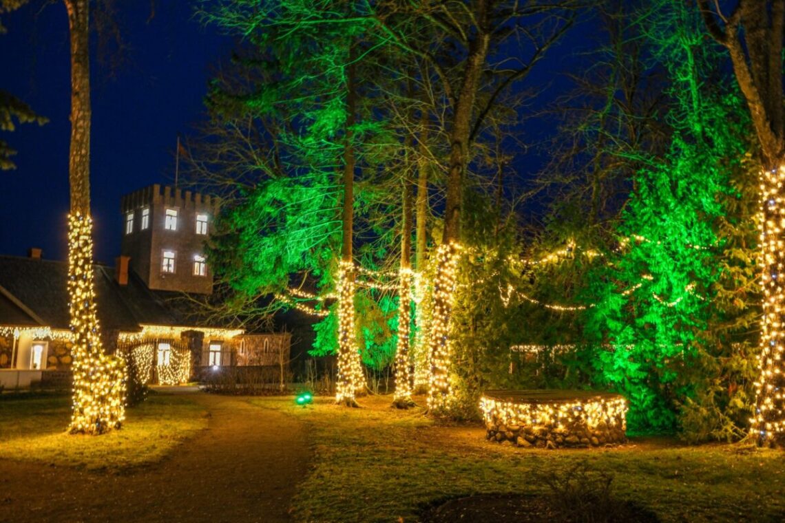 Sveikinimus ir linkėjimus siunčia Burbiškio dvare rodomi atvirukai