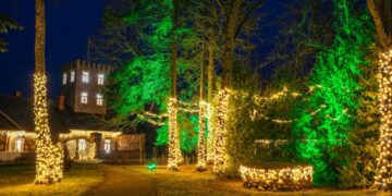 Sveikinimus ir linkėjimus siunčia Burbiškio dvare rodomi atvirukai