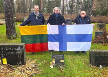 Lietuviai visuomenininkai Helsinkyje prie A.J. Marganavičiaus kapo