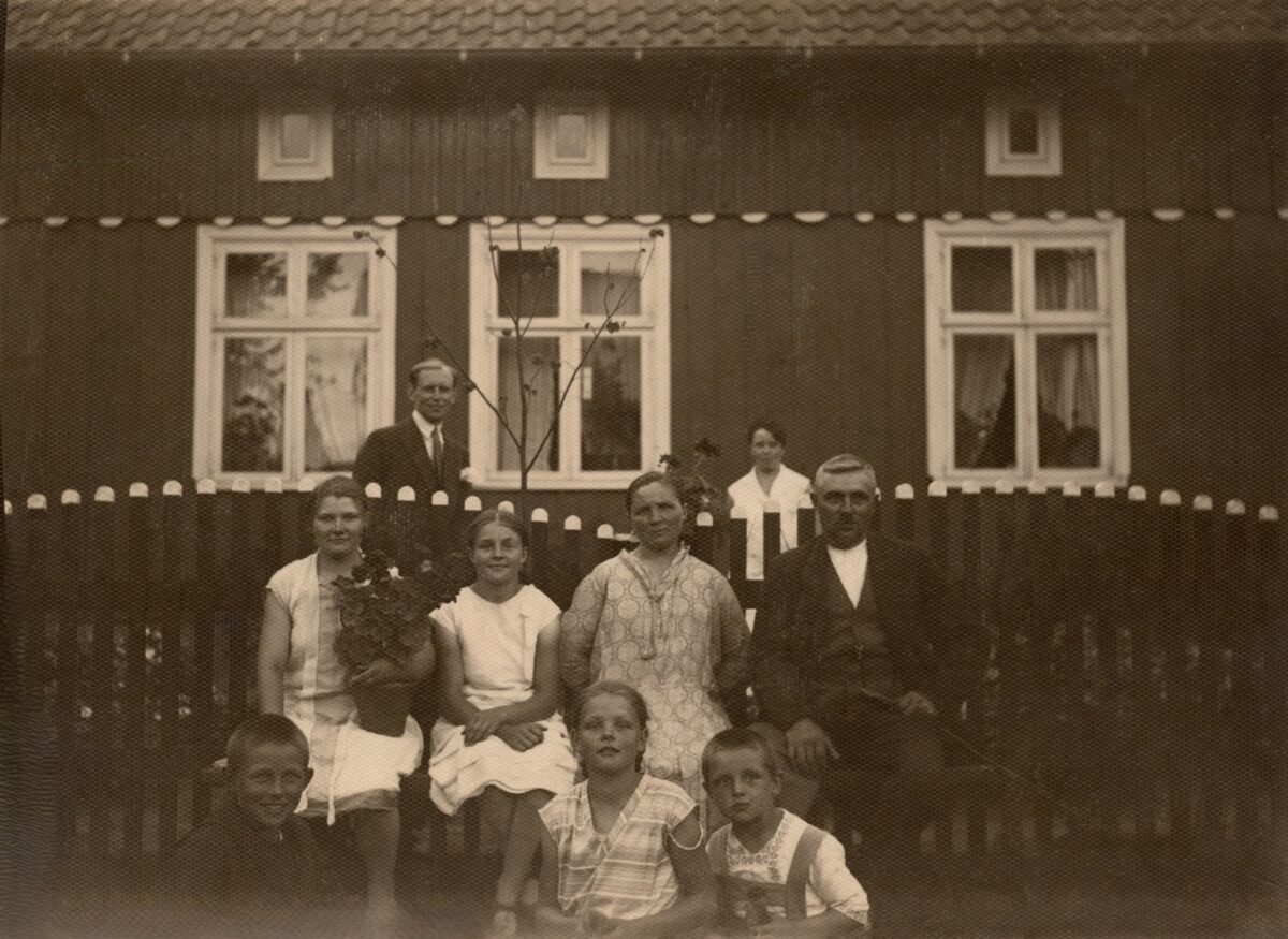 Rudžių šeima priešais savo namą Šakininkų k.