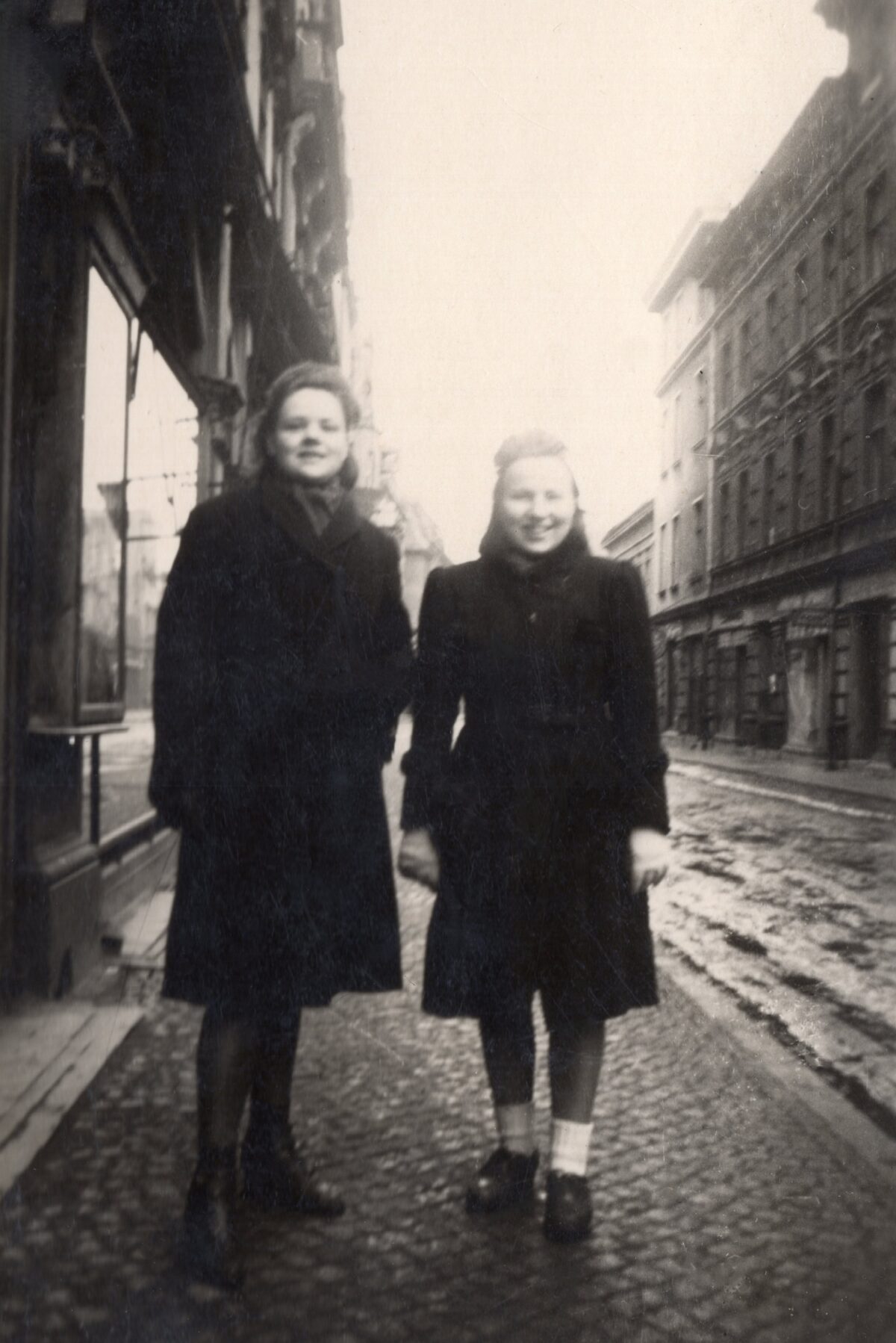 Šarlota Rudytė (Charlotte Ruddies) (kairėje) su drauge Tilžėje, 1943 m. vasaris