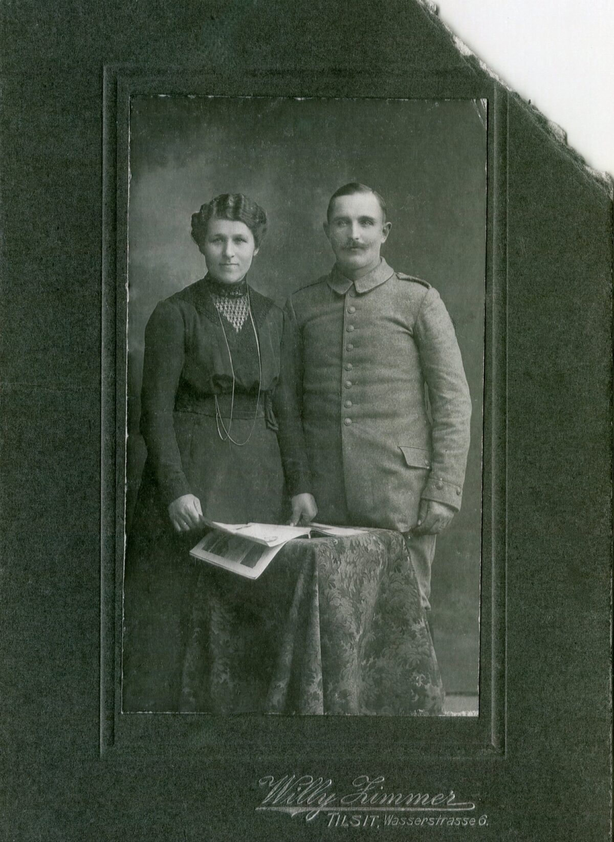 Sutuoktiniai Elsa Ruddies (gim. Mothejus) ir Michael Ruddies. Willy Zimmer fotostudija, Tilžė, apie 1914 m.