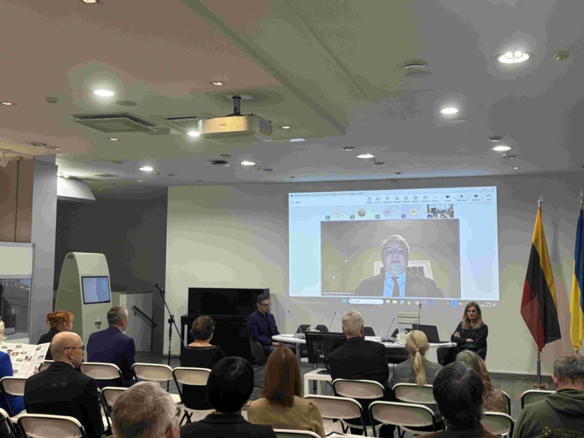 Sveikinimo žodį taria Lietuvos Respublikos ambasadorius Kanadoje Egidijus Meilūnas