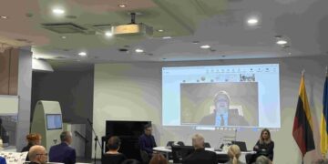 Sveikinimo žodį taria Lietuvos Respublikos ambasadorius Kanadoje Egidijus Meilūnas