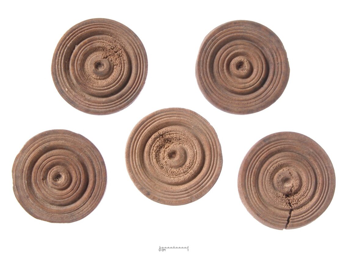 XVI a. I p. – XVI a. vid. Elnio ragas. Vaikštukų figūrėlių skersmuo – 3,2–3,4 cm, aukštis – 0,5–0,6 cm.