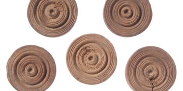 XVI a. I p. – XVI a. vid. Elnio ragas. Vaikštukų figūrėlių skersmuo – 3,2–3,4 cm, aukštis – 0,5–0,6 cm.