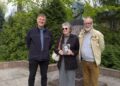 Prie L. Vaineikio paminklo Palangoje (iš kairės įdešinę): Ričardas Garuolis, Rusna Vaineikytė, Kęstutis Rudys